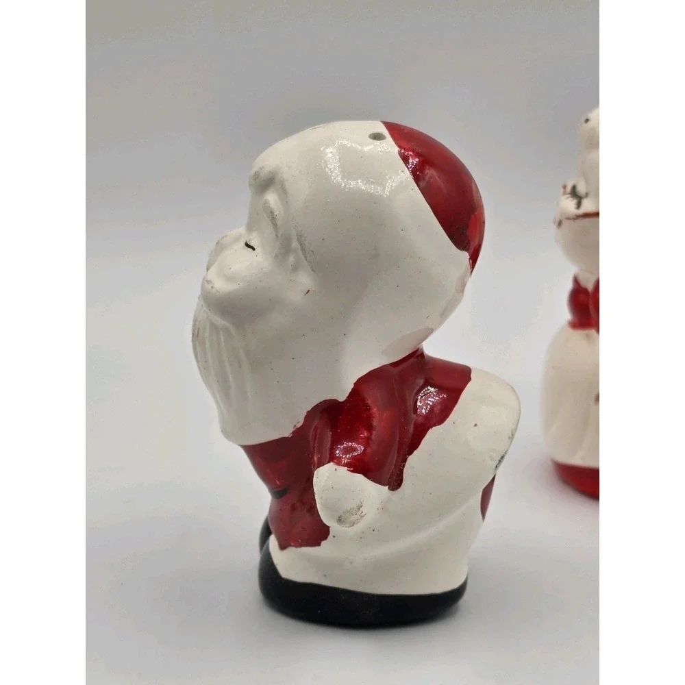 Vintage Mr. and Mrs. Santa Claus  Salt Pepper‎ Shakers Kissing Ceramic